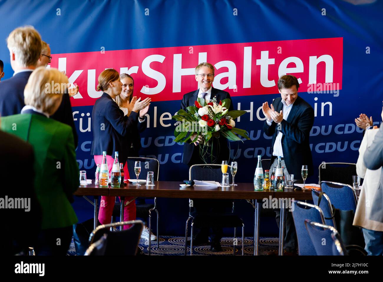 Kiel, Deutschland. 09.. Mai 2022. Karin Prien (l, alle CDU), Ministerin für Bildung, Wissenschaft und Kultur, Ministerpräsident Daniel Günther (M) und Tobias von der Heide (r) stehen bei Günther zusammen. Der CDU-Landesvorstand hatte sich zu einer Ausschusssitzung im Maritim Hotel in Kiel getroffen. Quelle: Frank Molter/dpa/Alamy Live News Stockfoto