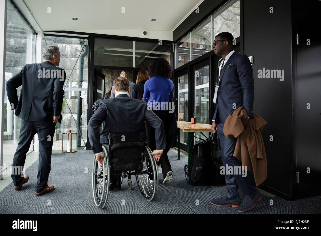 Geschäftsleute betreten das Konferenzzentrum im Kongresszentrum Stockfoto