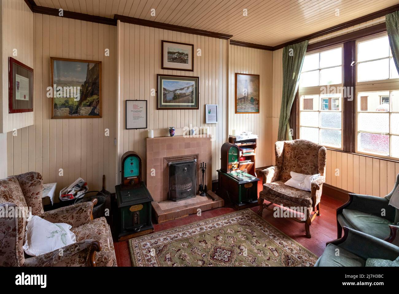 STRATHSPEY EISENBAHNBOOT DER GARTEN STATION SCHOTTLAND INNENRAUM DES GUT EINGERICHTETEN BAHNHOFSWARTERAUMES Stockfoto