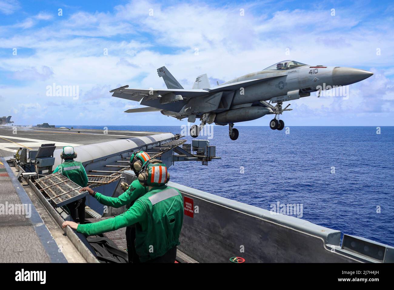 Philippine Sea, Vereinigte Staaten. 08. Mai 2022. Ein F/A-18E Super Hornet Kampfflugzeug der US Navy, das den Vigilanten des Strike Fighter Squadron 151 zugewiesen wurde, startet während einer Routinepatrouille am 4. Mai 2022 in der philippinischen See vom Flugdeck des Flugzeugträgers USS Abraham Lincoln. Kredit: MC3 Javier Reyes/U.S. Navy Photo/Alamy Live News Stockfoto