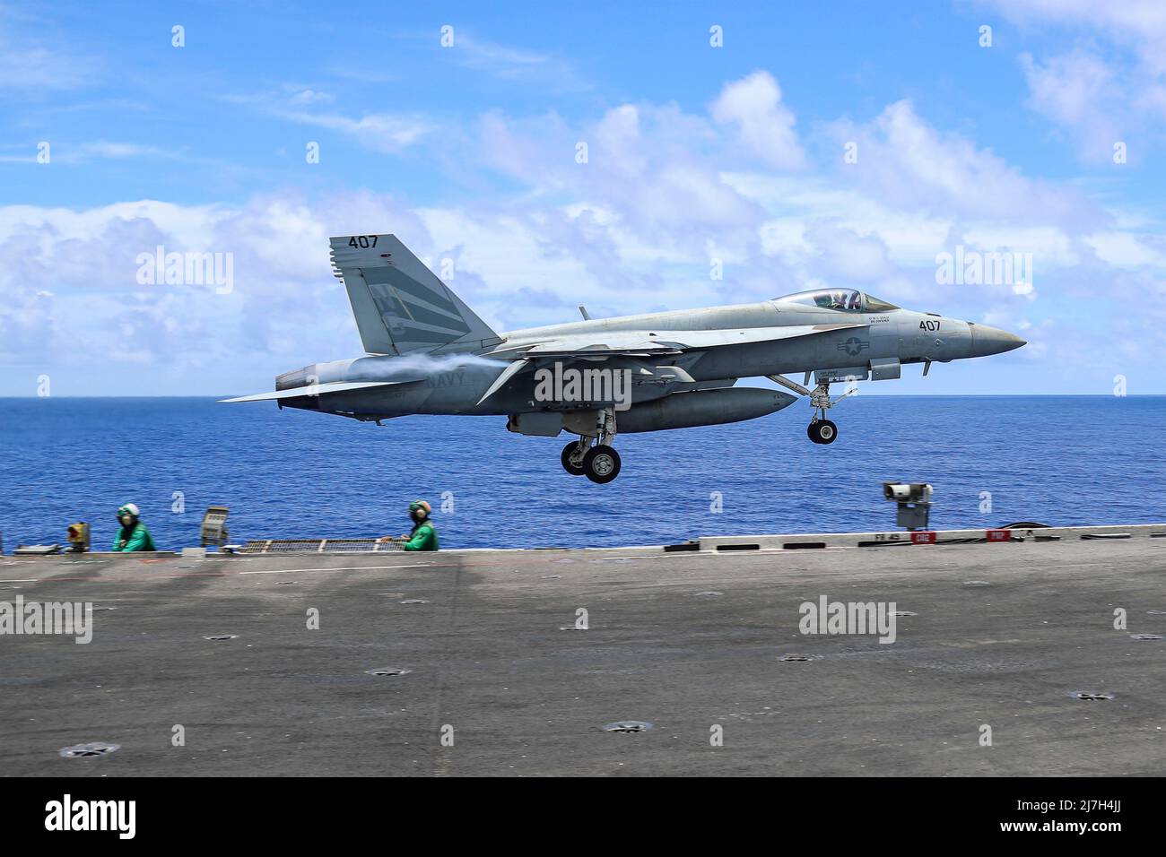 Philippine Sea, Vereinigte Staaten. 08. Mai 2022. Ein F/A-18E Super Hornet Kampfflugzeug der US Navy, das den Vigilanten des Strike Fighter Squadron 151 zugewiesen wurde, startet während einer Routinepatrouille am 4. Mai 2022 in der philippinischen See vom Flugdeck des Flugzeugträgers USS Abraham Lincoln. Kredit: MC3 Javier Reyes/U.S. Navy Photo/Alamy Live News Stockfoto