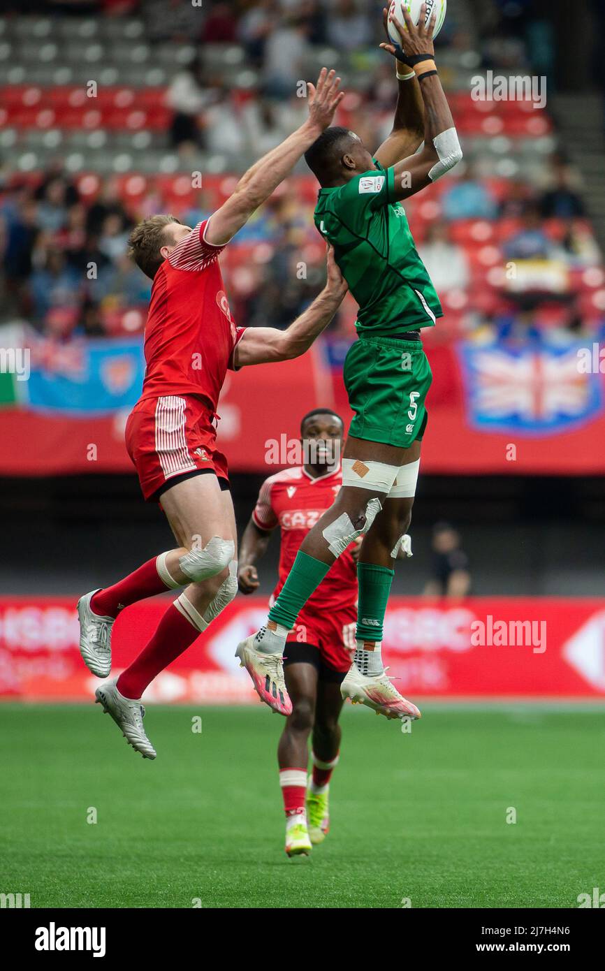 Vancouver, Kanada, 17. April 2022: Tom Williams (links) vom Team Wales 7s tritt am 2. Tag der HSBC Canada Sevens am BC Place in Vancouver, Kanada, um den Ball gegen Tamilore Awonusi (rechts, hält den Ball) vom Team Ireland 7s an. Irland gewann das Spiel mit 14:12 Punkten. Stockfoto