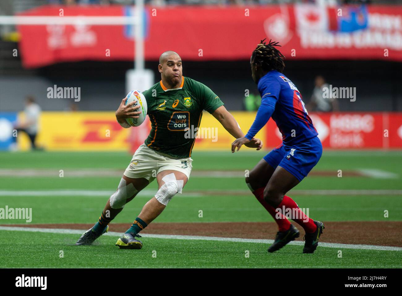 Vancouver, Kanada, 17. April 2022: Zain Davids (links) vom Team South Africa 7s im Kampf gegen William Iraguha (rechts) vom Team France 7s während des 2. Tages der HSBC Canada Sevens am BC Place in Vancouver, Kanada. Südafrikaner gewannen das Spiel mit 36:7. Stockfoto