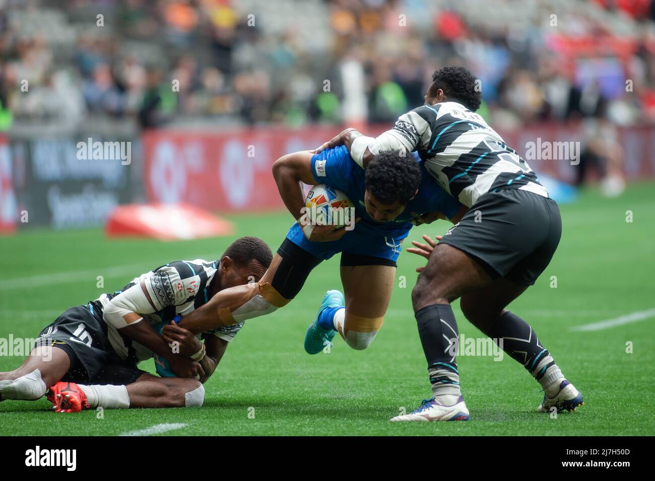 Vancouver, Kanada, 17. April 2022: VAA Apelu Maliko (Mitte, mit Ball) vom Team Samoa 7s, das am 2. Tag der HSBC Canada Sevens am BC Place in Vancouver, Kanada, von zwei Spielern des Team Fiji 7s, Iowane Teba (links) und Uaina Sione (rechts), in Angriff genommen wurde. Fidschi gewann das Spiel mit 45:5. Stockfoto