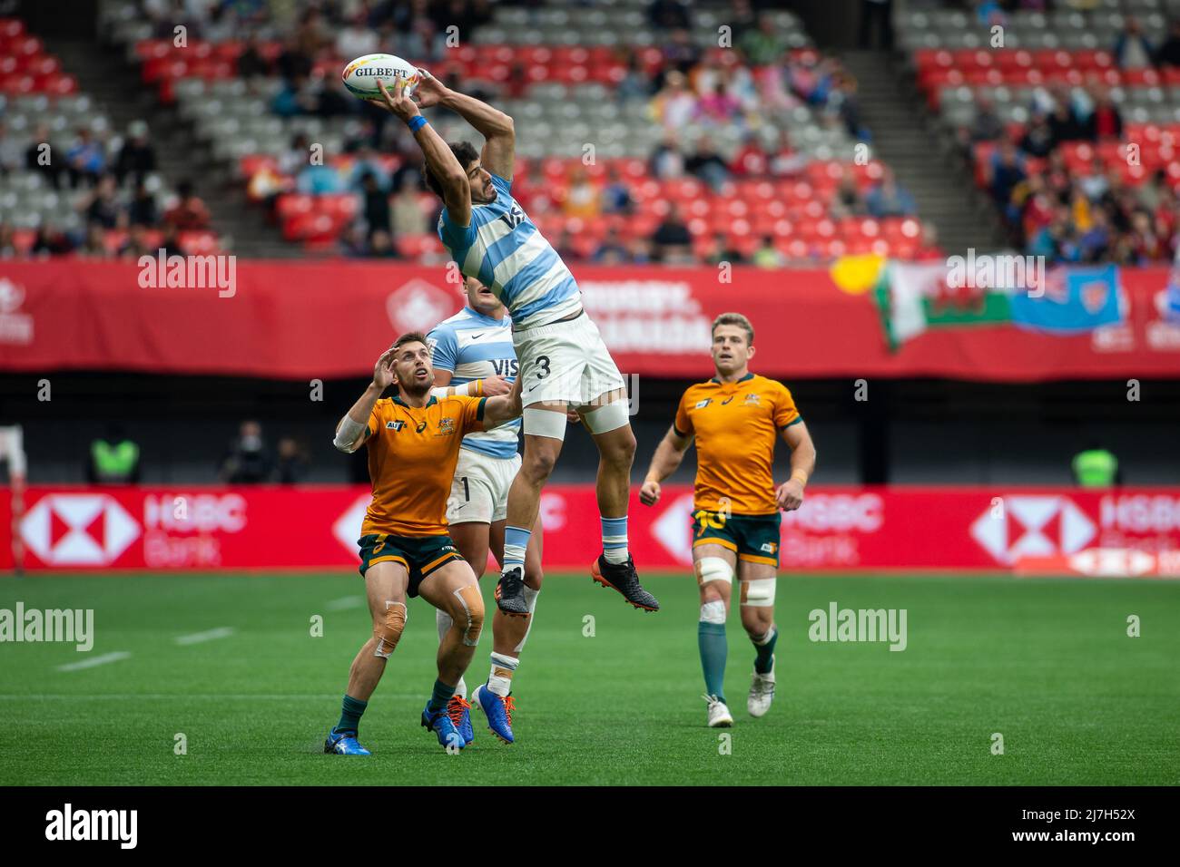 Vancouver, Kanada, 17. April 2022: Der Deutsche Schulz (mit dem Ball) tritt während des Spiels gegen das Team Australia 7s am 2. Tag der HSBC Canada Sevens am BC-Platz in Vancouver, Kanada, um den Ball an. Argentinien gewann das Spiel mit 24:12 Punkten. Stockfoto