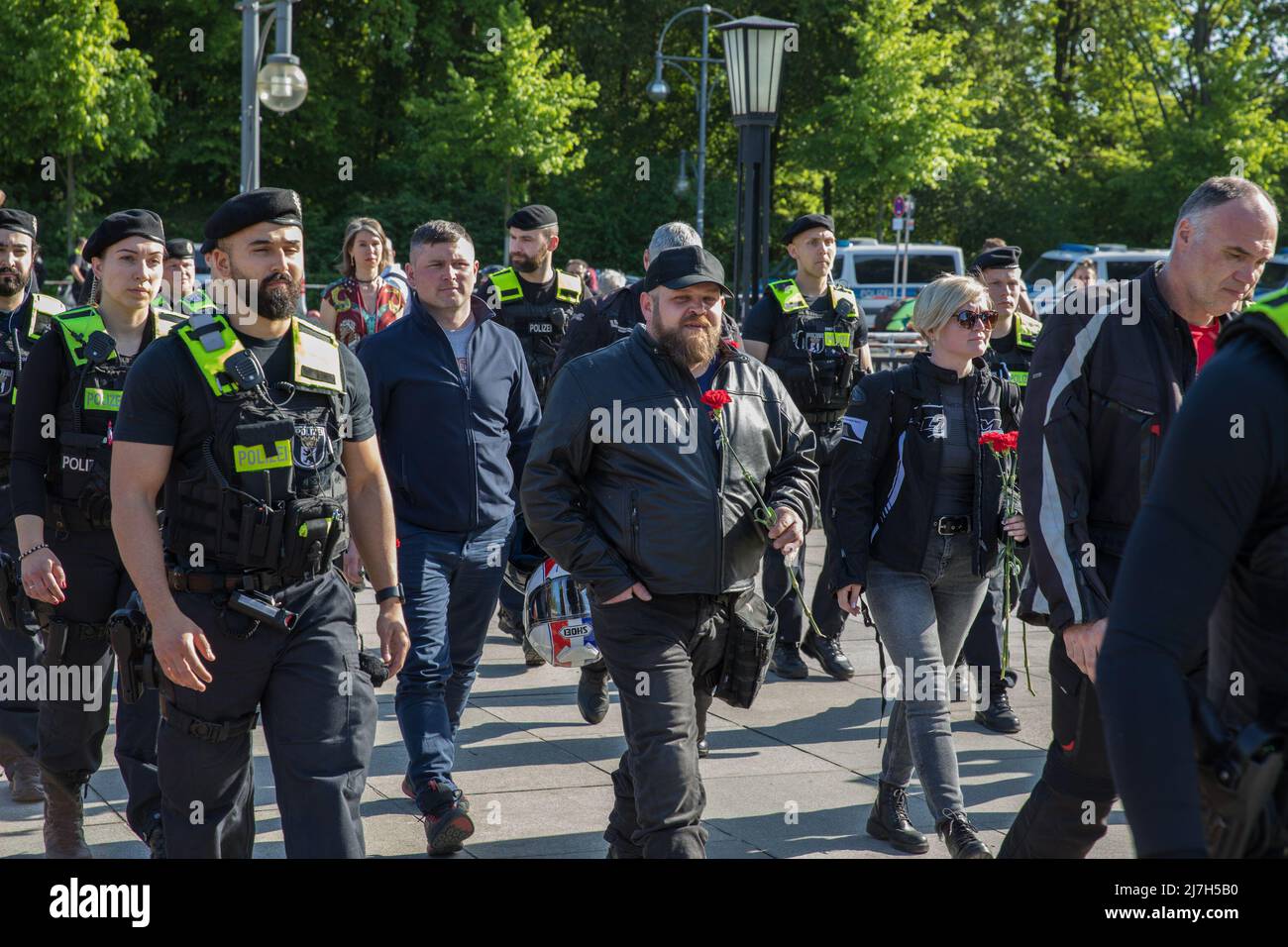 Berlin, Deutschland. 09.. Mai 2022. Mehrere russische Biker treffen sich am 9. Mai 2022 an der Sowjetischen Kriegsdenkmal in Berlin, um Blumen niederzulegen und an die toten Soldaten zu erinnern, die während der Schlacht von Berlin im April und Mai 1945 starben. Die Polizei begleitete die Biker in kleinen Gruppen zum Denkmal. (Foto: Michael Kuenne/PRESSCOV/Sipa USA) Quelle: SIPA USA/Alamy Live News Stockfoto