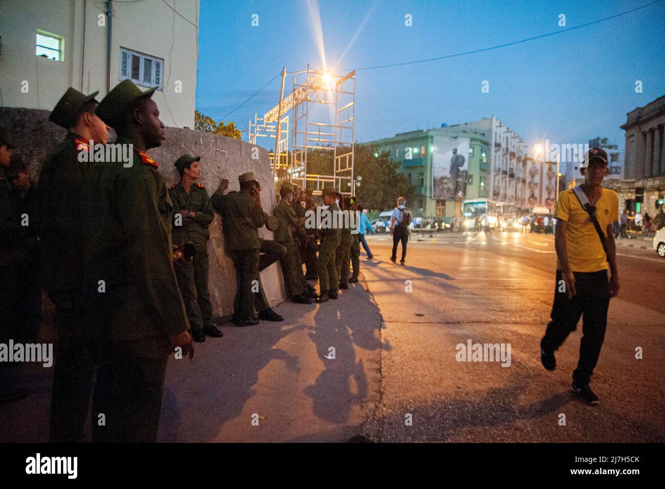 Kubanische Militärs auf einer Straße in Havanna, Kuba, in der Nähe der Universität von Havanna, mit einem großen Foto des kubanischen Führers Fidel Castro auf einem Gebäude. Stockfoto
