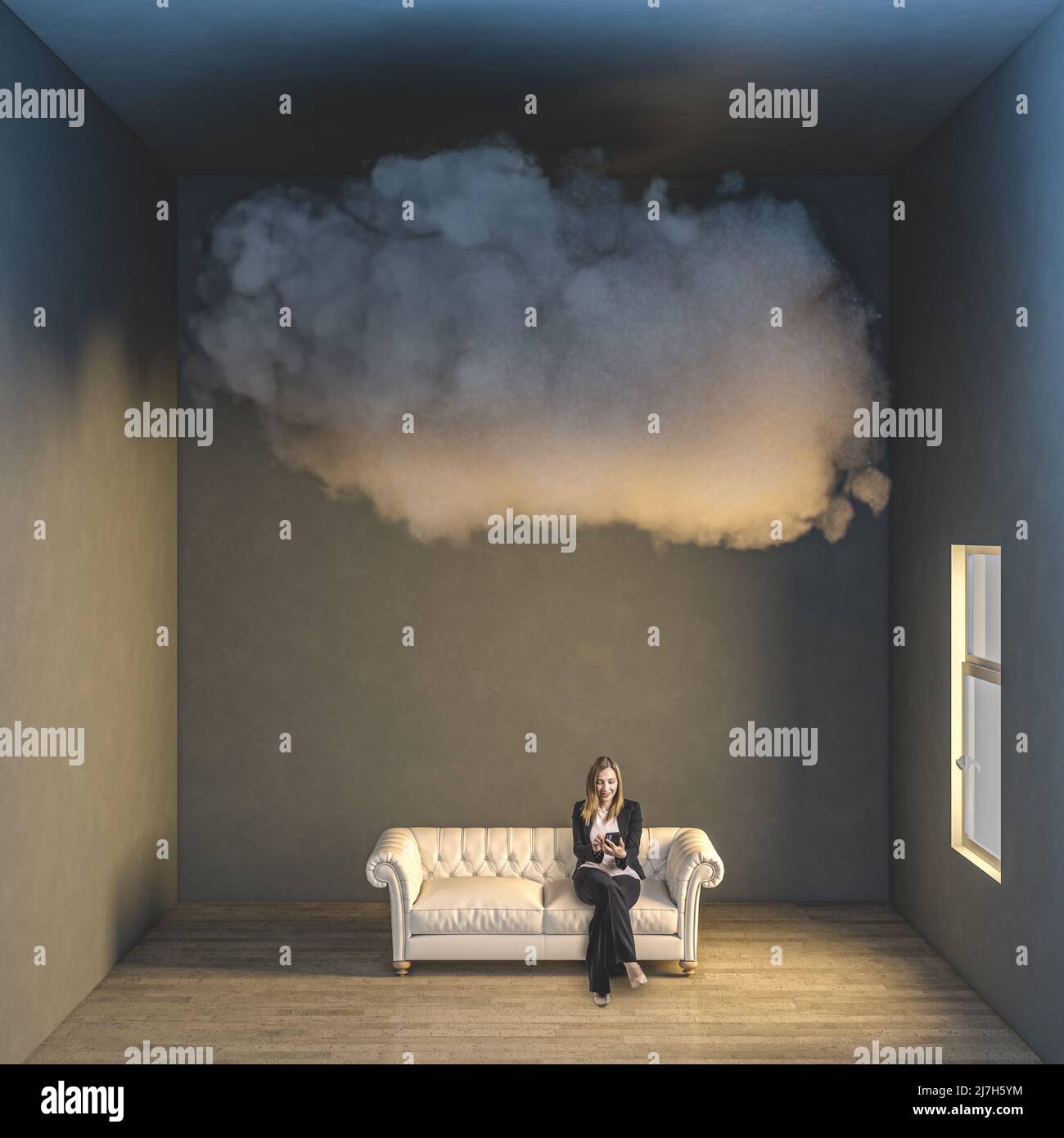 Frau, die auf dem Sofa sitzt, nutzt eine intelligente, große Wolke über ihr. Cloud-Storage-Konzept Stockfoto