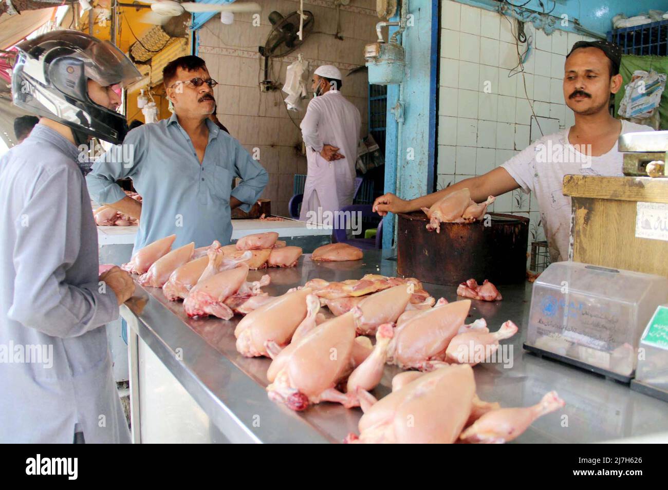 Ladenbesitzer verkaufen Hühnerfleisch im Laden als Preiserhöhungskurs für Hühnerfleisch aufgrund der klumpigen Hauterkrankung (LSD), die bei Rindfleisch viral ist, während die Stadtverwaltung und die Provinzbehörden am Montag, den 09. Mai 2022, über die Preiserhöhungswelle an der Burns Road in Karachi völlig schweigen. Die Situation nach Eid-ul-Fitr erscheint den Verbrauchern nach den Rekordpreisen für Huhn, Zwiebel und Zitrone schwieriger. Stockfoto