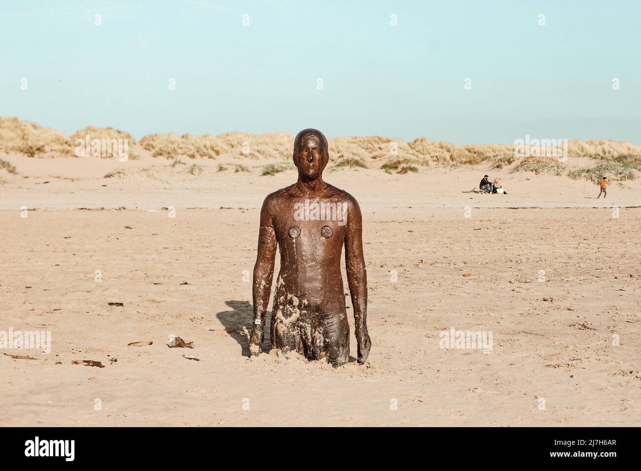 Mann aus Gusseisen von Antony Gormley im Sand am Crosby Beach, England Stockfoto