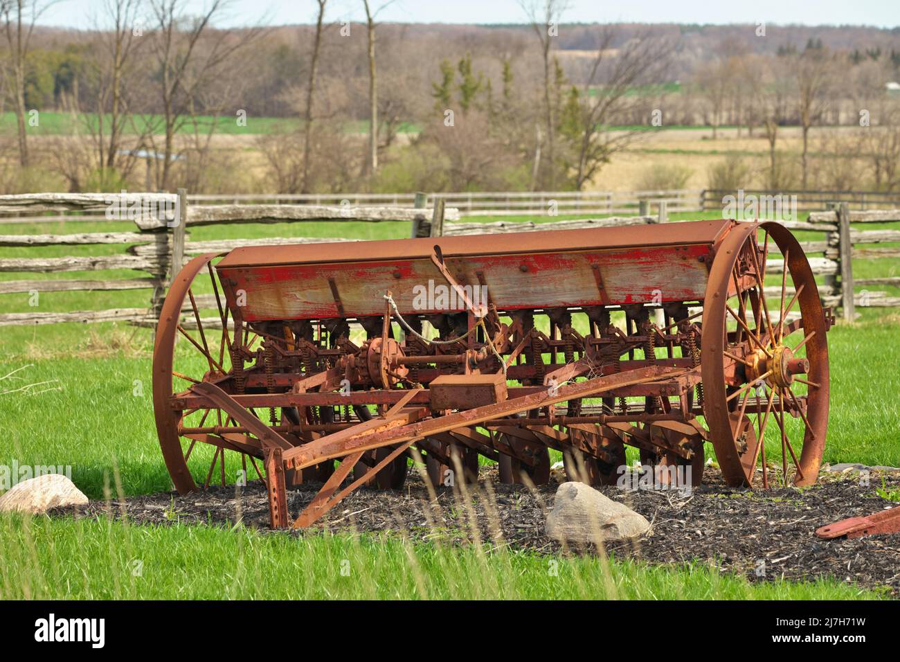Antik Vintage Farm Seeder Rusty Farm implementieren im Feld Stockfoto