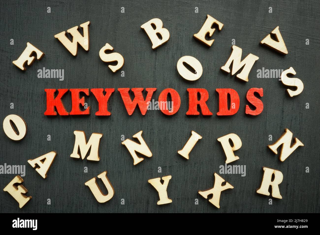 Ein Wort Keywords und Holzbuchstaben herum. Stockfoto