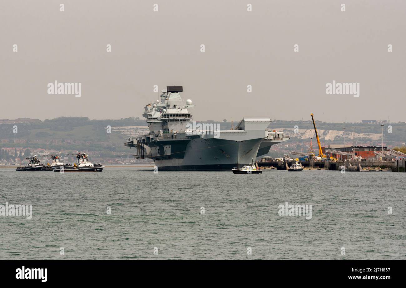 Port Portsmouth, Hampshire, England, Großbritannien. 2022. Schlepper in Attendace, um den Flugzeugträger HMS Prince Charles in Portsmouth Harbour UK zu drehen. Stockfoto