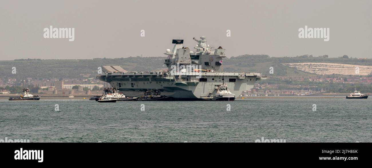 Port Portsmouth, Hampshire, England, Großbritannien. 2022. Schlepper in Attendace, um den Flugzeugträger HMS Prince Charles in Portsmouth Harbour UK zu drehen. Stockfoto