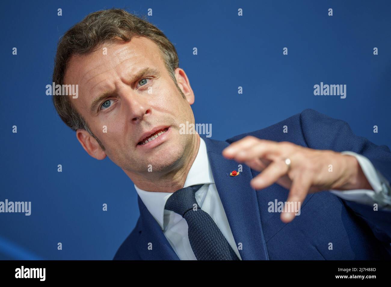 Berlin, Deutschland. 09.. Mai 2022. Der französische Präsident Emmanuel Macron spricht im Bundeskanzleramt während seines Besuchs in Berlin. Quelle: Michael Kappeler/dpa/Alamy Live News Stockfoto