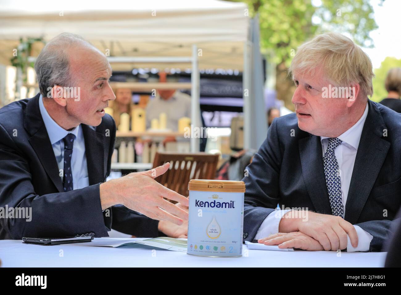 London, Großbritannien. 9.. Mai 2022. Boris Johnson plaudert mit Händlern und schaut sich Produkte an, darunter Tendamil, ein Baby, das Milchprodukte nachverfolgt. Der britische Premierminister eröffnet und besucht den Downing Street „Spring Showcase“ mit einer Rede vor Gästen und Händlern sowie einem Spaziergang an den Ständen. Auf dem „Spring Showcase“ finden Sie Verkaufsstände mit britischem Essen, Tee und Getränken, Robotik und Technik, vertikaler Landwirtschaft und anderen Produkten, die hauptsächlich mit der Landwirtschaft und dem Unternehmen in Verbindung stehen. Kredit: Imageplotter/Alamy Live Nachrichten Stockfoto