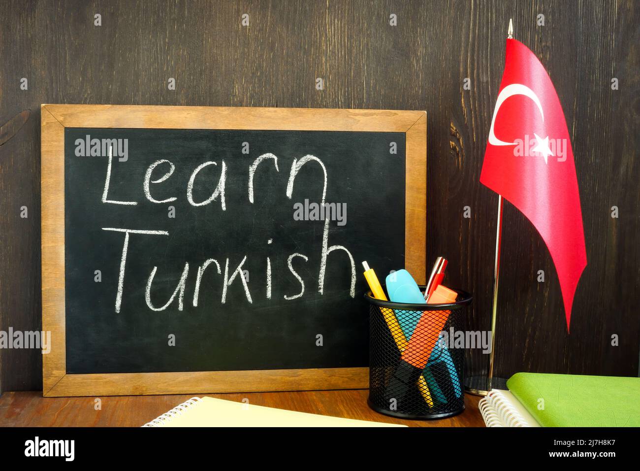 Türkisch Lernen. Ein kleines Brett und eine Fahne in der Nähe. Stockfoto