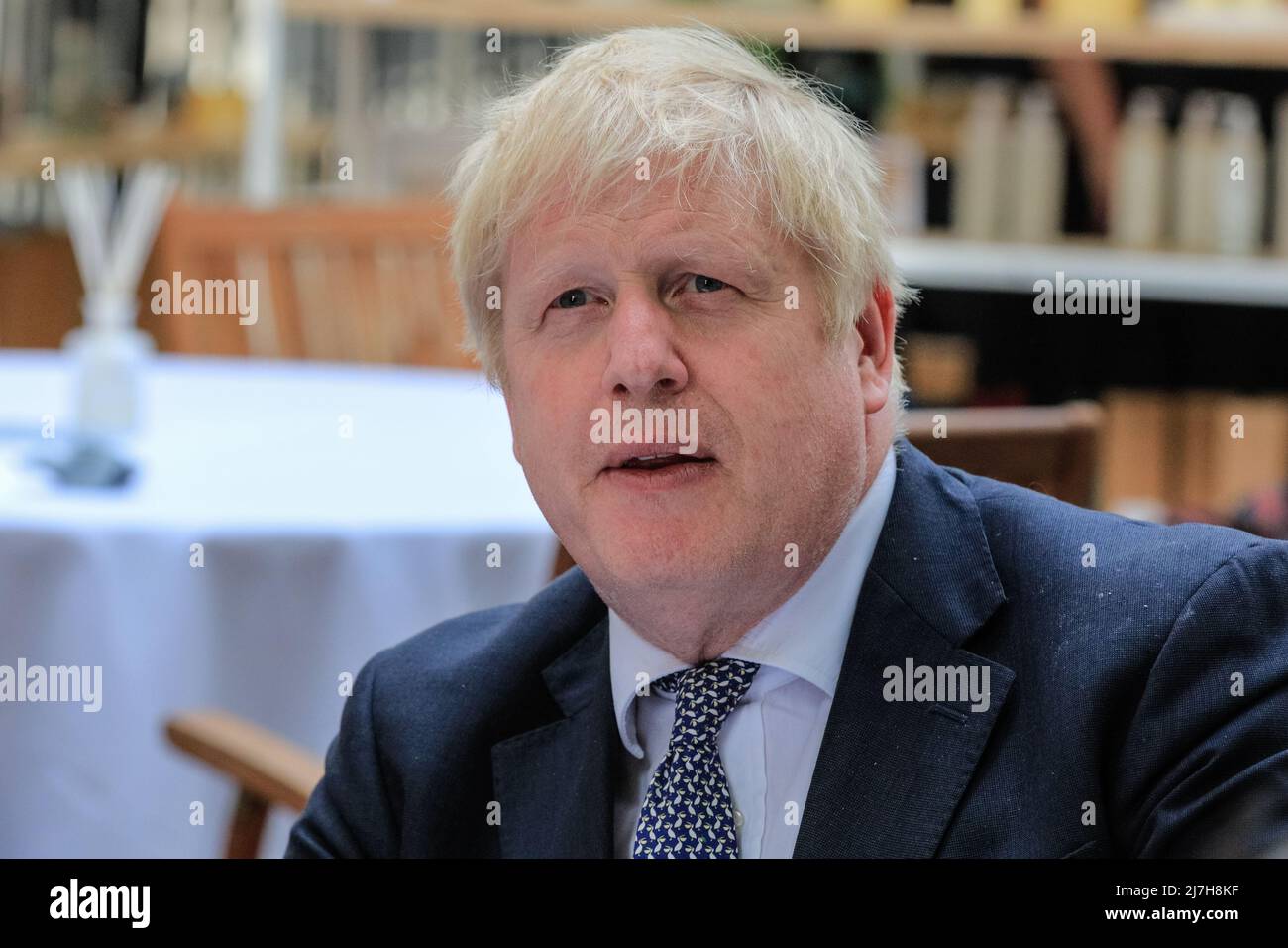 London, Großbritannien. 9.. Mai 2022. Boris Johnson plaudert mit Händlern und schaut sich Produkte an, darunter Tendamil, ein Baby, das Milchprodukte nachverfolgt. Der britische Premierminister eröffnet und besucht den Downing Street „Spring Showcase“ mit einer Rede vor Gästen und Händlern sowie einem Spaziergang an den Ständen. Auf dem „Spring Showcase“ finden Sie Verkaufsstände mit britischem Essen, Tee und Getränken, Robotik und Technik, vertikaler Landwirtschaft und anderen Produkten, die hauptsächlich mit der Landwirtschaft und dem Unternehmen in Verbindung stehen. Kredit: Imageplotter/Alamy Live Nachrichten Stockfoto