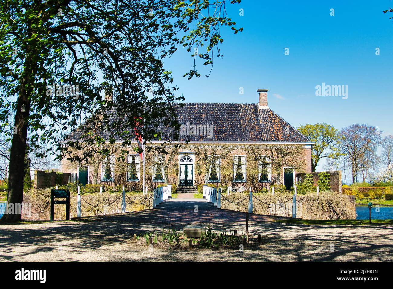 Das Herrenhaus von Verhildersum, ein ehemaliges Wohnhaus des Landbesitzers in Leens, Provinz Groningen, Niederlande Stockfoto