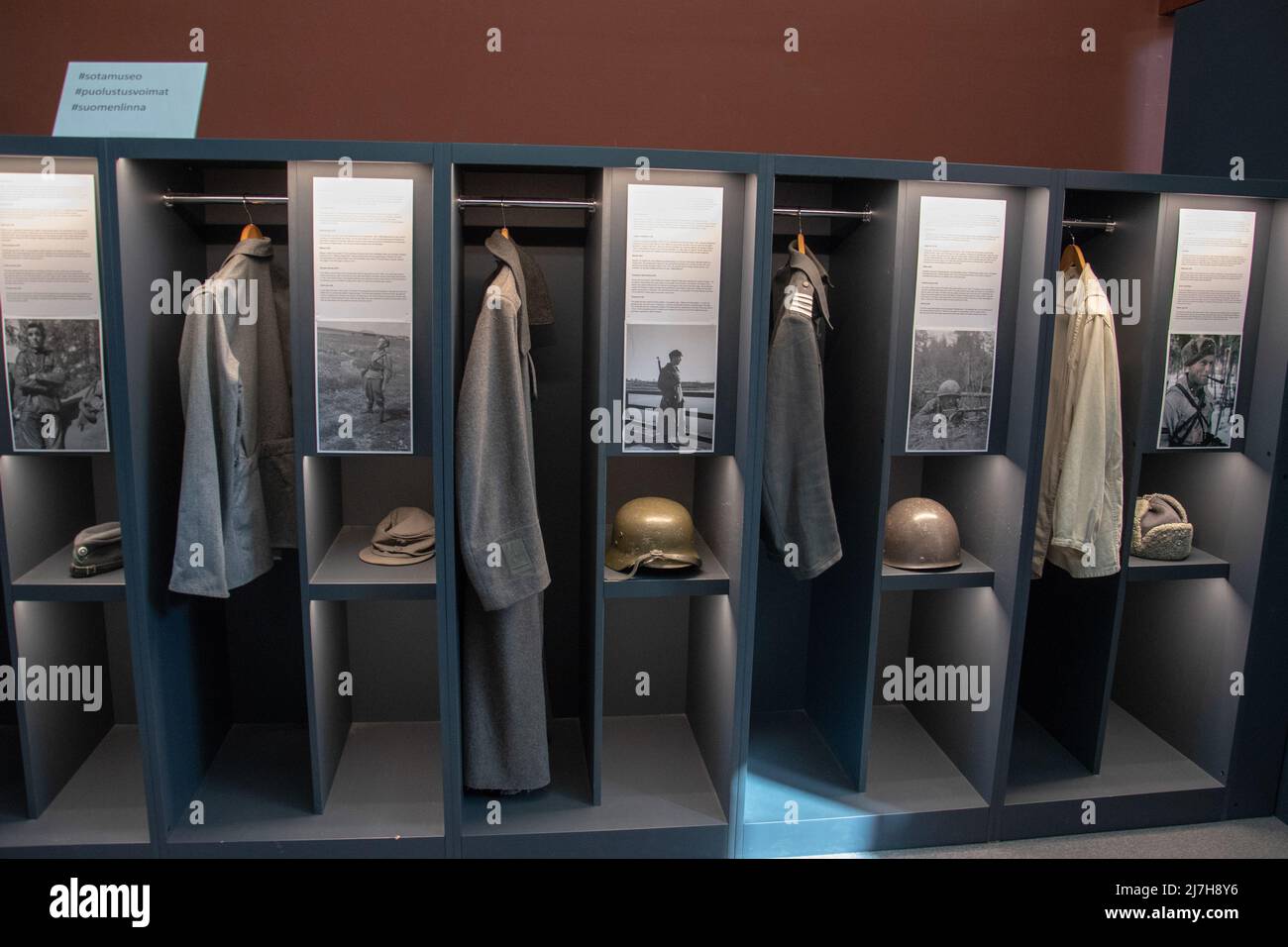 Uniformen der "Finnischen Streitkräfte - 100 Jahre Krieg und Frieden" Ausstellung in der Manege des Militärmuseums, Suomenlinna Meeresfestung, Helsinki, Stockfoto