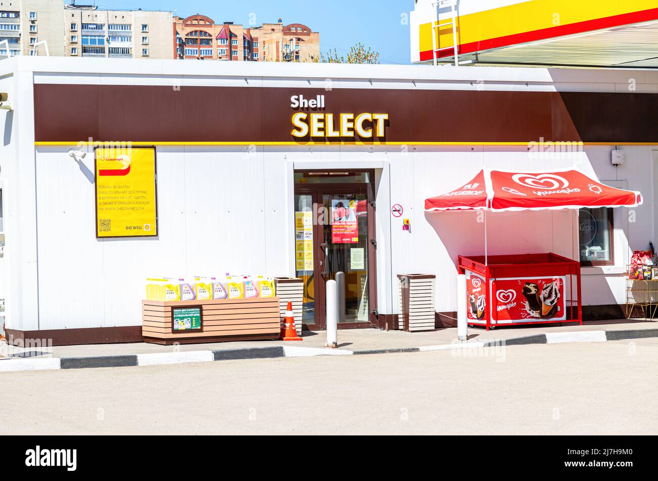 Samara, Russland - 07. Mai 2022: Shell Select-Schaufenster an der Shell-Tankstelle. Royal Dutch Shell ist ein anglo-niederländisches multinationales Öl- und Gasunternehmen Stockfoto