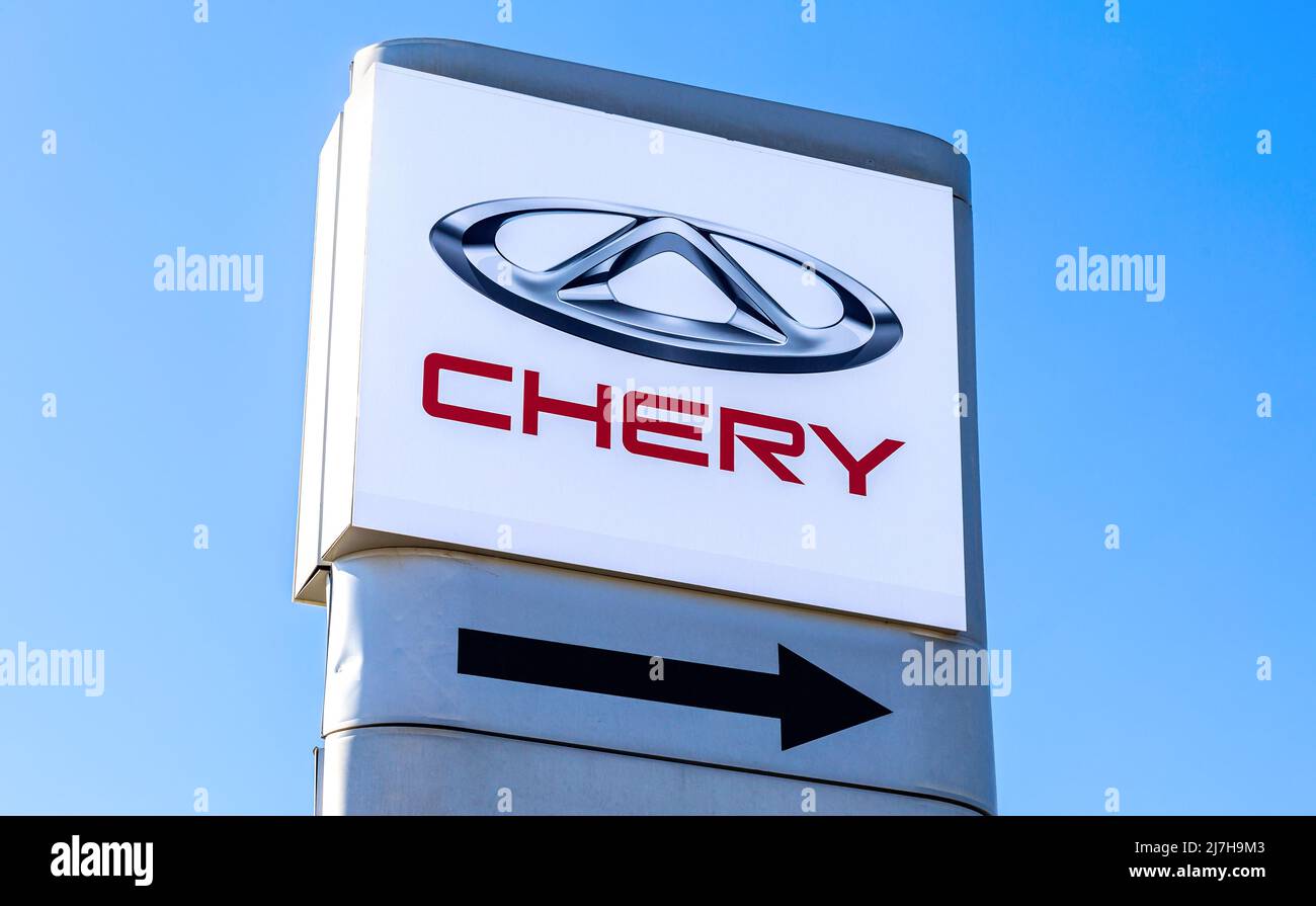 Samara, Russland - 07. Mai 2022: Offizielle Händlerschild Chery Automobile gegen einen blauen Himmel. Chery ist ein Automobilhersteller mit Hauptsitz in der Automobilindustrie Stockfoto