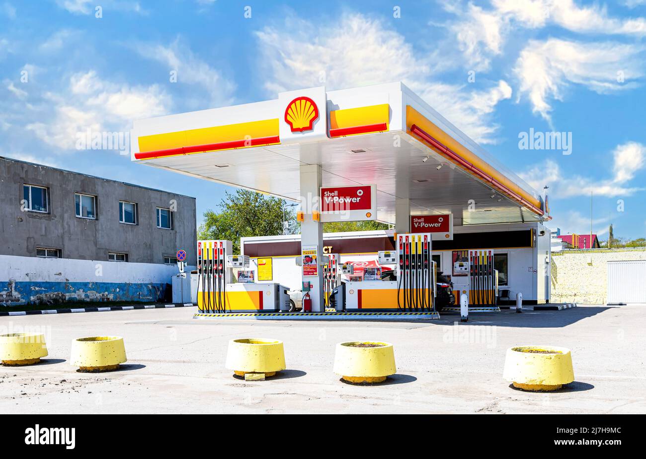 Samara, Russland - 07. Mai 2022: Shell-Tankstelle an sonnigen Tagen. Shell V-Power-Tankstelle. Royal Dutch Shell ist ein anglo-niederländischer multinationaler Ölkonzern und Stockfoto