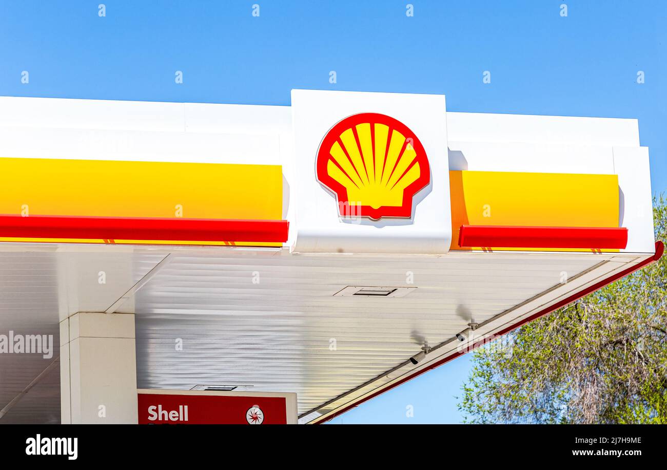 Samara, Russland - 07. Mai 2022: Shell-Tankstelle-Logo mit blauem Himmel-Hintergrund. Shell V-Power-Tankstelle. Royal Dutch Shell ist ein anglo-niederländischer multin Stockfoto