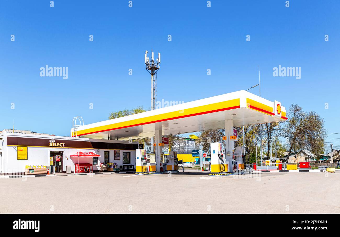 Samara, Russland - 07. Mai 2022: Shell-Tankstelle an sonnigen Tagen. Shell V-Power-Tankstelle. Royal Dutch Shell ist ein anglo-niederländischer multinationaler Ölkonzern und Stockfoto