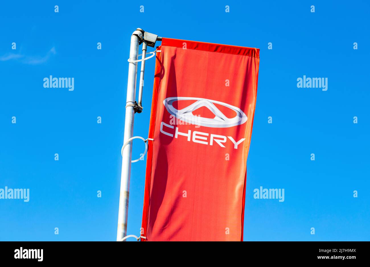 Samara, Russland - 07. Mai 2022: Offizielle Händlerschild Chery Automobile gegen einen blauen Himmel. Chery ist ein Automobilhersteller mit Hauptsitz in der Automobilindustrie Stockfoto