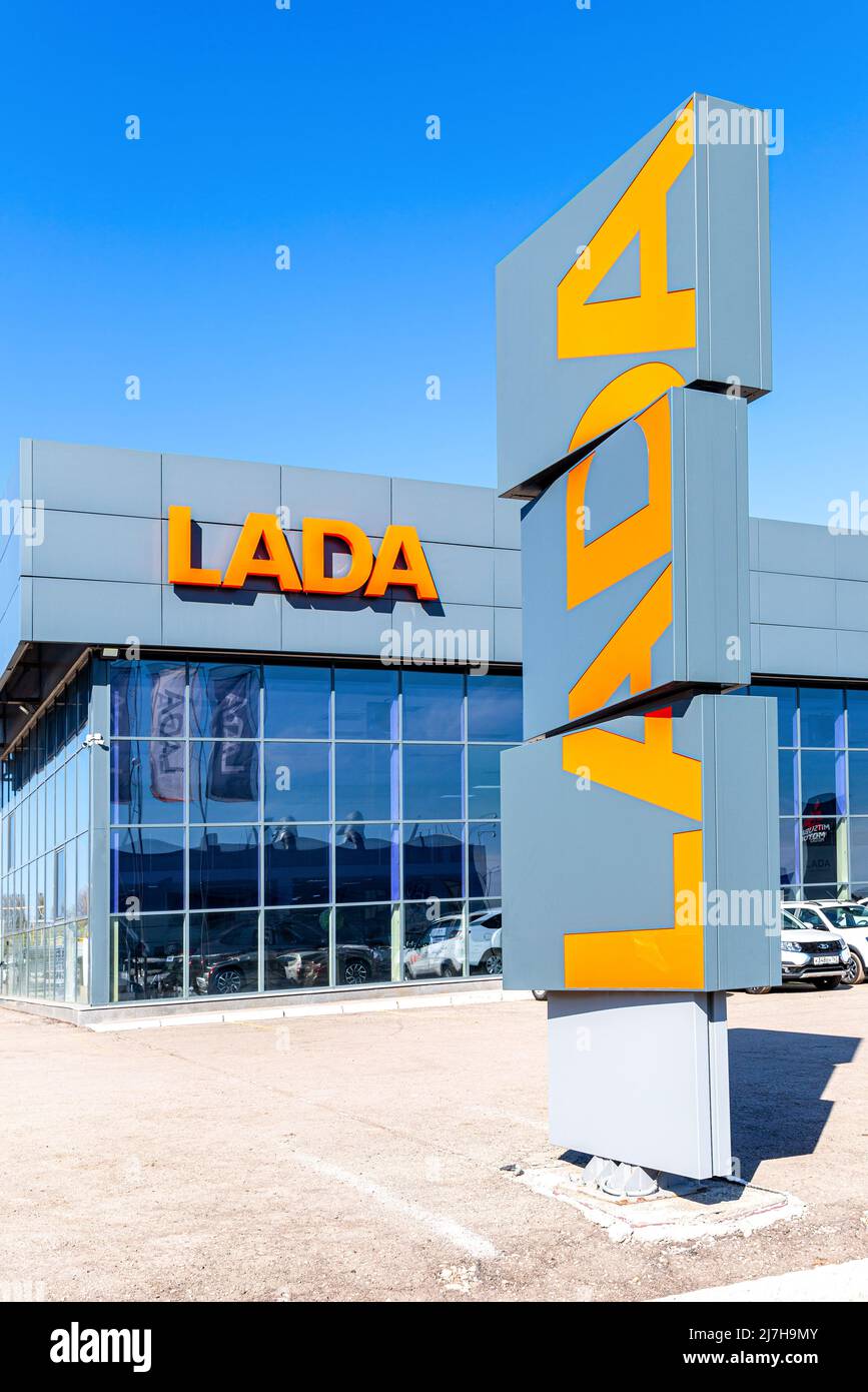 Samara, Russland - 07. Mai 2022: Händlerschild Lada neben dem Büro des offiziellen Händlers. Lada ist ein russischer Automobilhersteller Stockfoto
