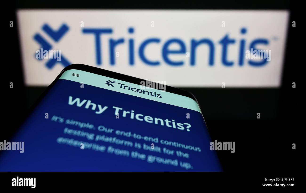 Mobiltelefon mit Website des österreichischen Softwareunternehmens Tricentis GmbH auf dem Bildschirm vor dem Firmenlogo. Konzentrieren Sie sich auf die obere linke Seite des Telefondisplays. Stockfoto