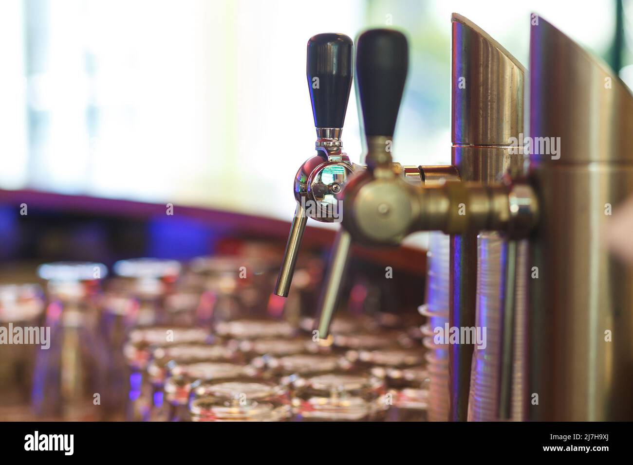 Nahaufnahme der Bierlinien für Bier vom Fass im Restaurant. Silver Cranes zum Gießen von Bier oder Wein im Nachtclub, in der Bar oder im Restaurant. Barkeeper-Arbeitsplatz. Stockfoto