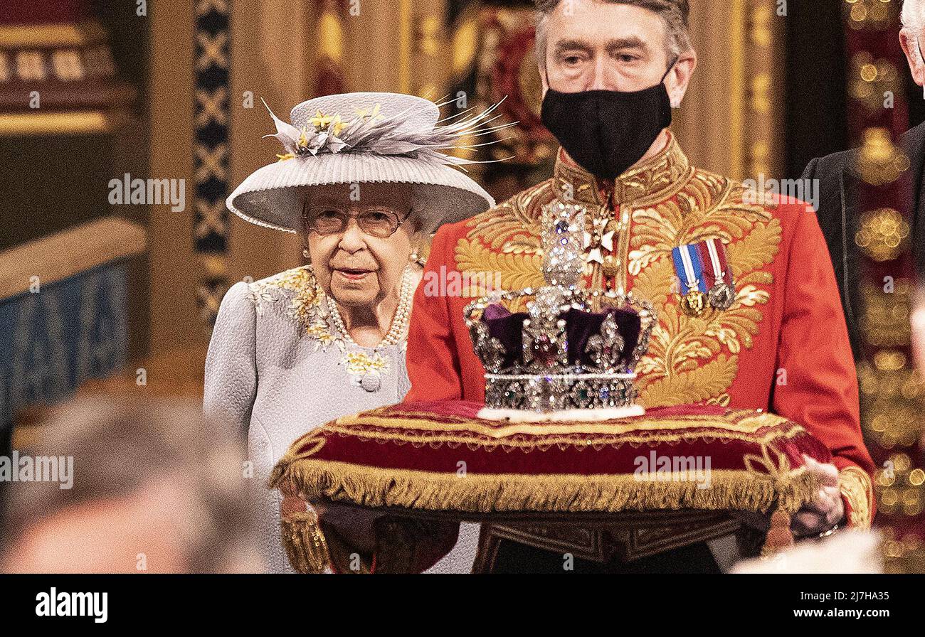 Datei-Foto vom 11/05/21 von Queen Elizabeth II, die durch die Royal Gallery ging, bevor sie ihre Rede während der Staatseröffnung des Parlaments im House of Lords im Palace of Westminster in London hielt. Die Königin wird die Eröffnung des Parlaments zum ersten Mal seit fast 60 Jahren verpassen, und der Prinz von Wales liest die Rede der Königin zum ersten Mal, wie Buckingham Palace mitteilte. Ausgabedatum: Montag, 9. Mai 2022. Stockfoto