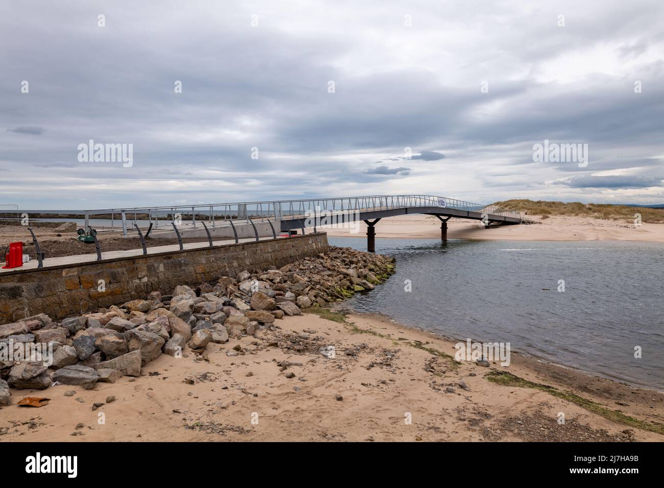 Lossiemouth, Moray, Großbritannien. 9.. Mai 2022. Dies ist die neue Fußgängerbrücke, die von Beaver Bridges gebaut wurde und Fußgängern ermöglicht, von lokalen Geschäften nach East Beach zu gelangen. Quelle: JASPERIMAGE/Alamy Live News Stockfoto