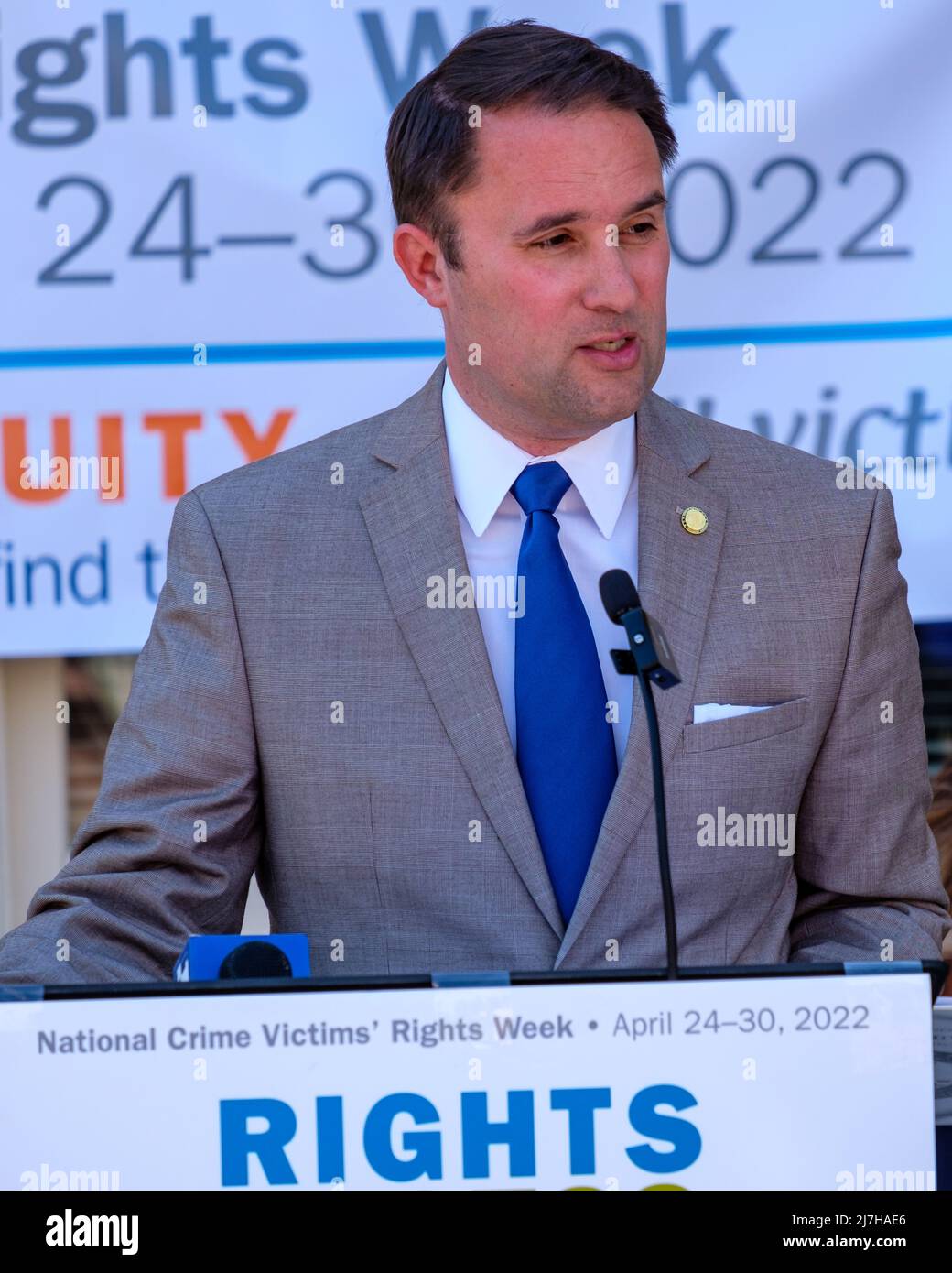 Der Generalanwalt von Virginia, Jason Miyares, sprach bei einem Anstoß für die Rechte der Opfer von Straftaten in Danville, VA. Stockfoto