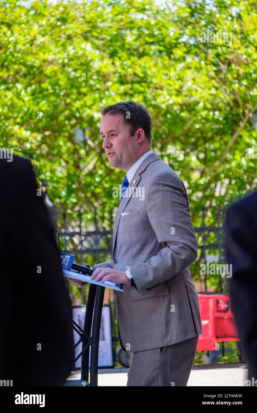 Der Generalanwalt von Virginia, Jason Miyares, sprach bei einem Anstoß für die Rechte der Opfer von Straftaten in Danville, VA. Stockfoto