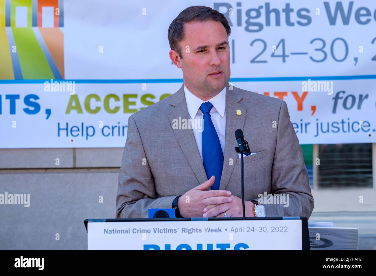 Der Generalanwalt von Virginia, Jason Miyares, sprach bei einem Anstoß für die Rechte der Opfer von Straftaten in Danville, VA. Stockfoto