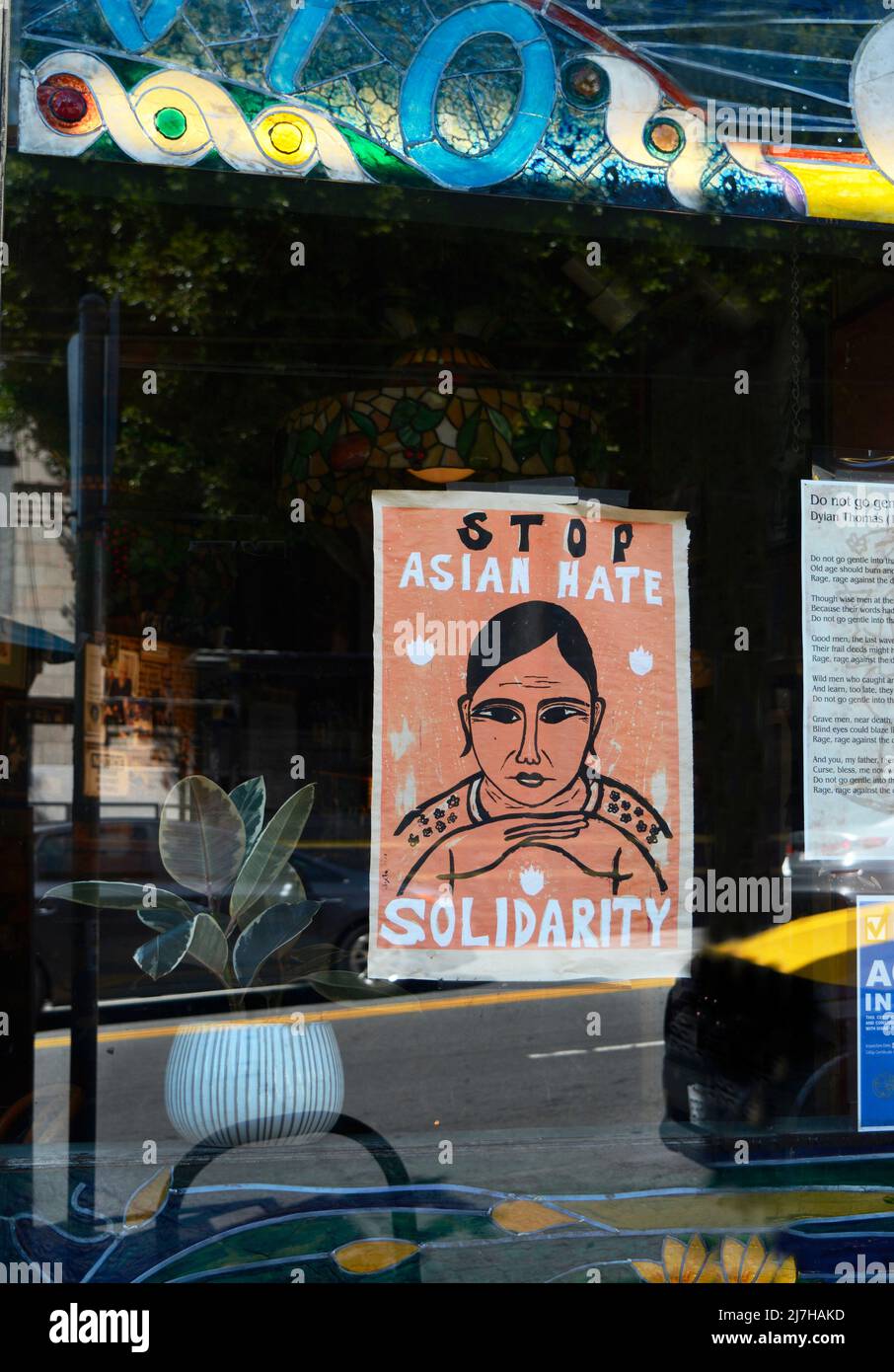 Ein „Stop Asian Hate“-Poster im Fenster einer Bar im North Beach-Viertel von San Francisco, Kalifornien, in der Nähe von Chinatown. Stockfoto