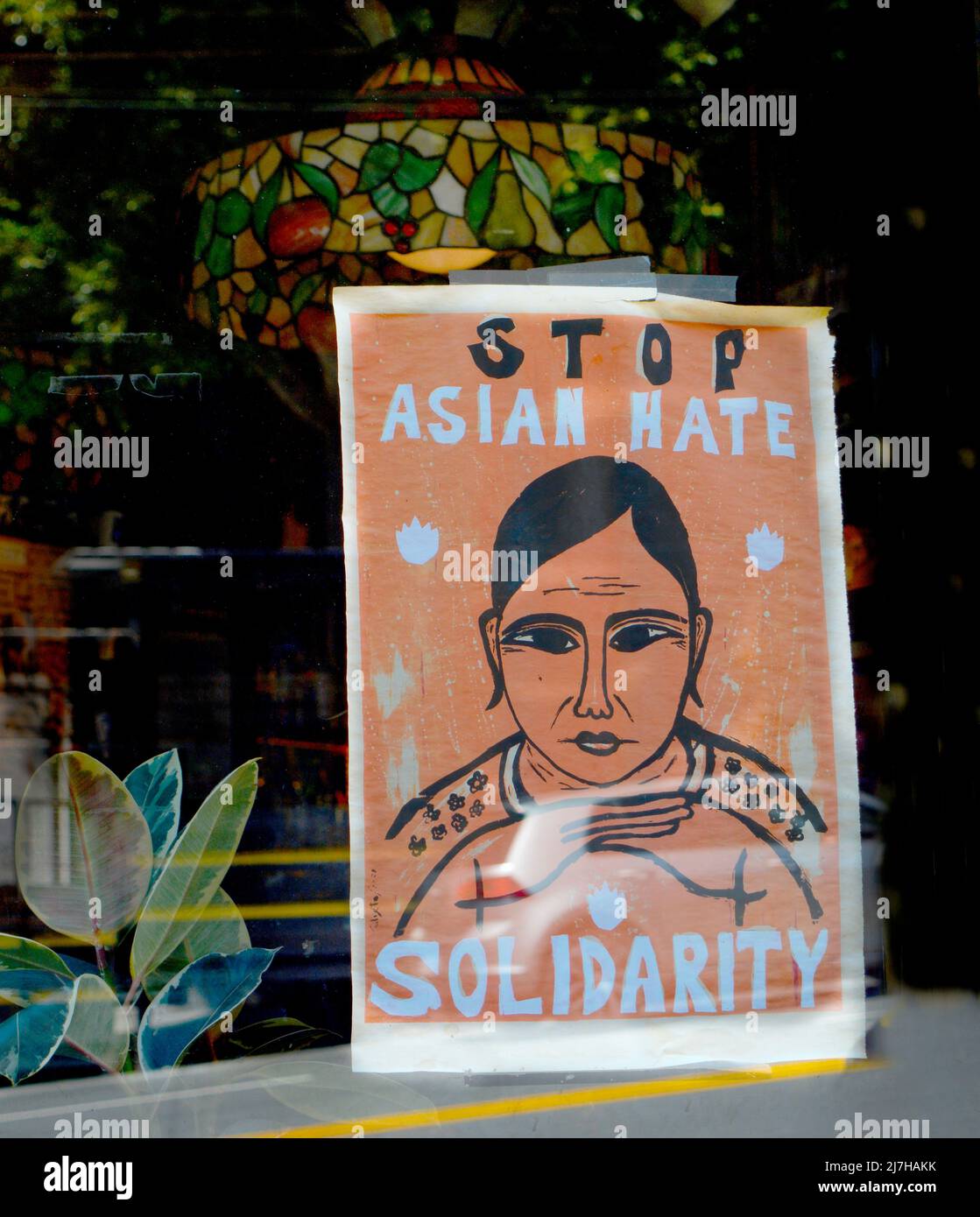 Ein „Stop Asian Hate“-Poster im Fenster einer Bar im North Beach-Viertel von San Francisco, Kalifornien, in der Nähe von Chinatown. Stockfoto