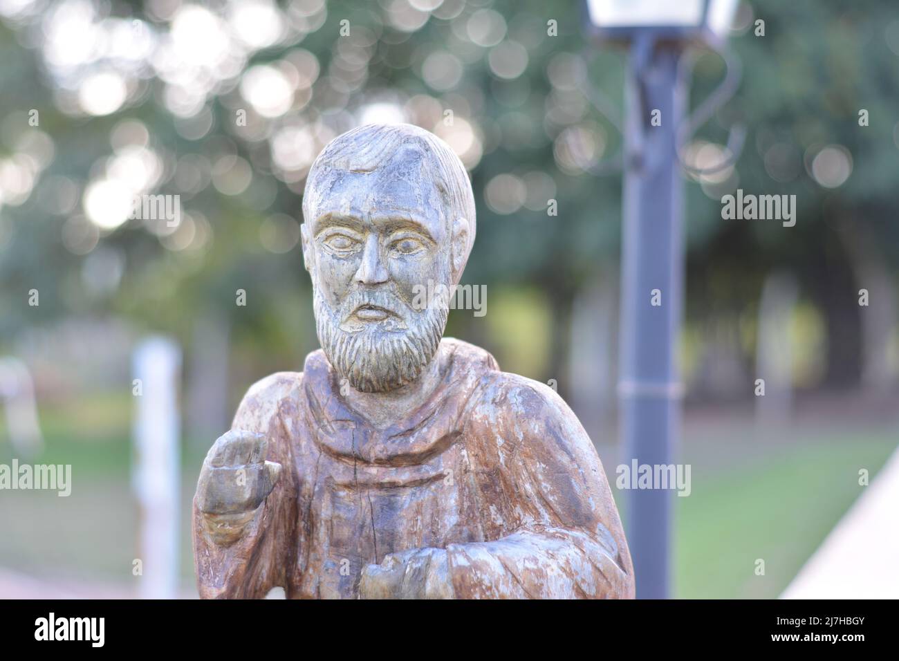 Minister, Holzfigur des Ministers, der katholischen Kirche, Brasilien, Südamerika, Lateinamerika, zoom, selektiver Fokus, im Freien Stockfoto