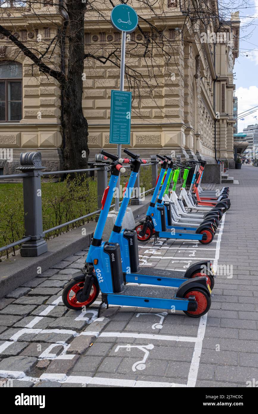 Geparkter elektrischer Roller, der auf seinen nächsten Benutzer in Helsinki wartet Stockfoto
