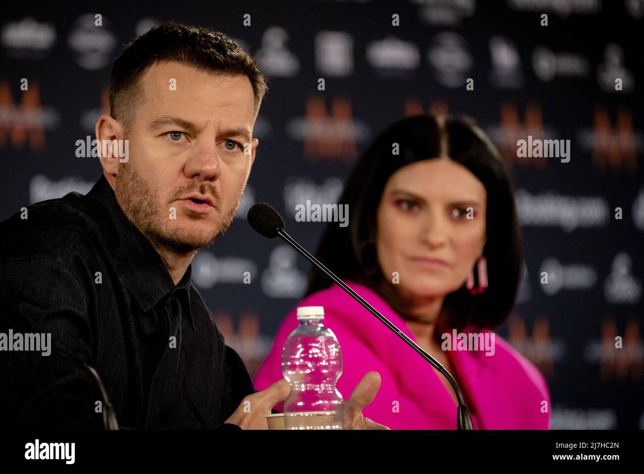 TURIN, Italy, 2022-05-09 18:59:07 TURIN - Sängerin Mika, Moderator Alessandro Cattelan und Sängerin Laura Pausini während einer Pressekonferenz im Vorfeld des Halbfinales des Eurovision Song Contest. ANP KIPPA SANDER KING niederlande Out - belgien Out Stockfoto