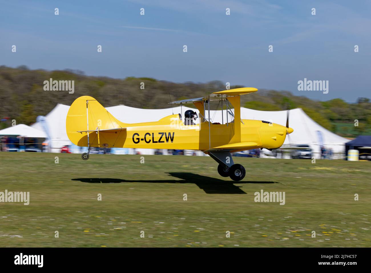 Einfaches, aber wunderschön gestaltes Interieur dieses leuchtend gelben Flugzeug-Cockpits, das auf dem Doppeldecker G-CLZW in Popham geparkt ist. Stockfoto