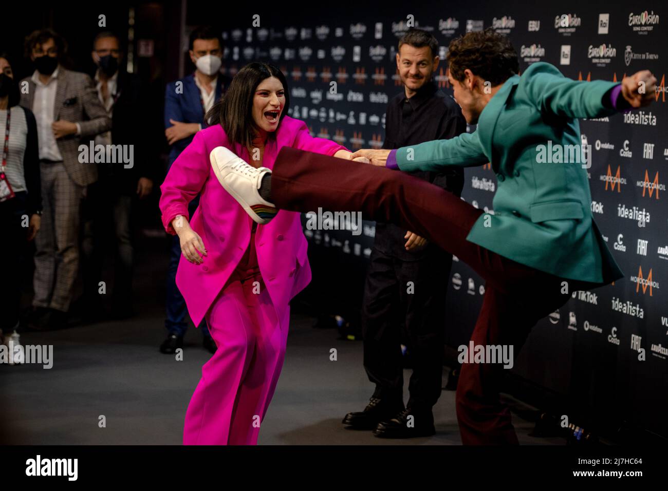 TURIN, Italy, 2022-05-09 19:08:49 TURIN - Sängerin Mika, Moderator Alessandro Cattelan und Sängerin Laura Pausini während einer Pressekonferenz im Vorfeld des Halbfinales des Eurovision Song Contest. ANP KIPPA SANDER KING niederlande Out - belgien Out Stockfoto