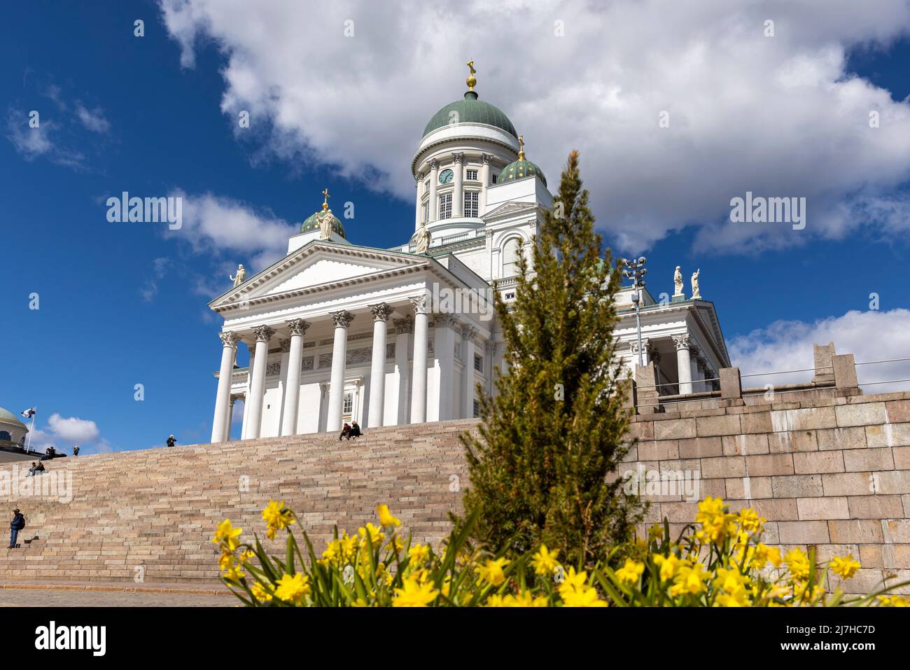 Touristen vor der Kathedrale von Helsinki an einem hellen Frühlingstag Stockfoto