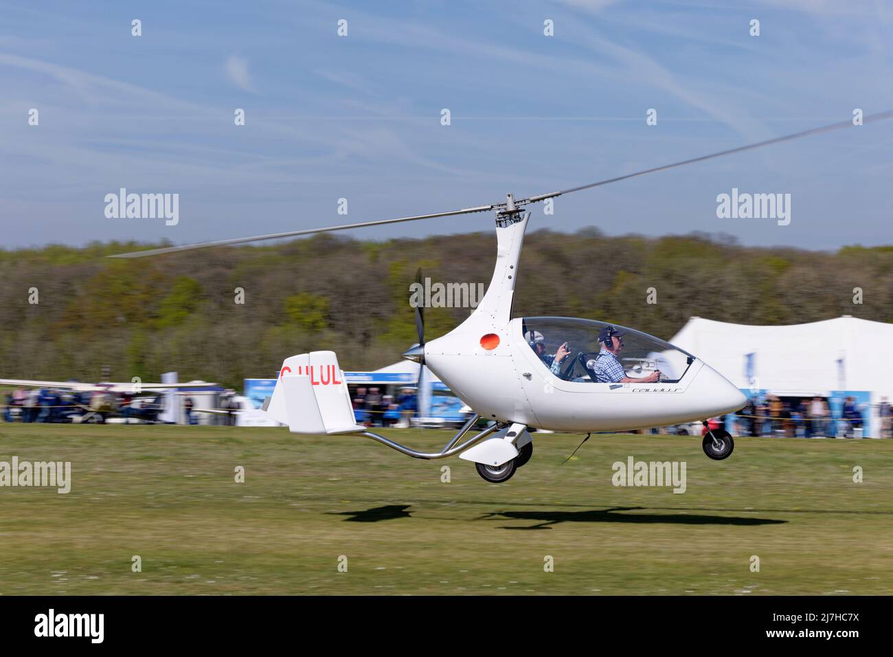 Smart White Rotorpsport UK Calidus AutoGyro G-ULUL landet auf dem Flugplatz Popham in Hampshire England Stockfoto