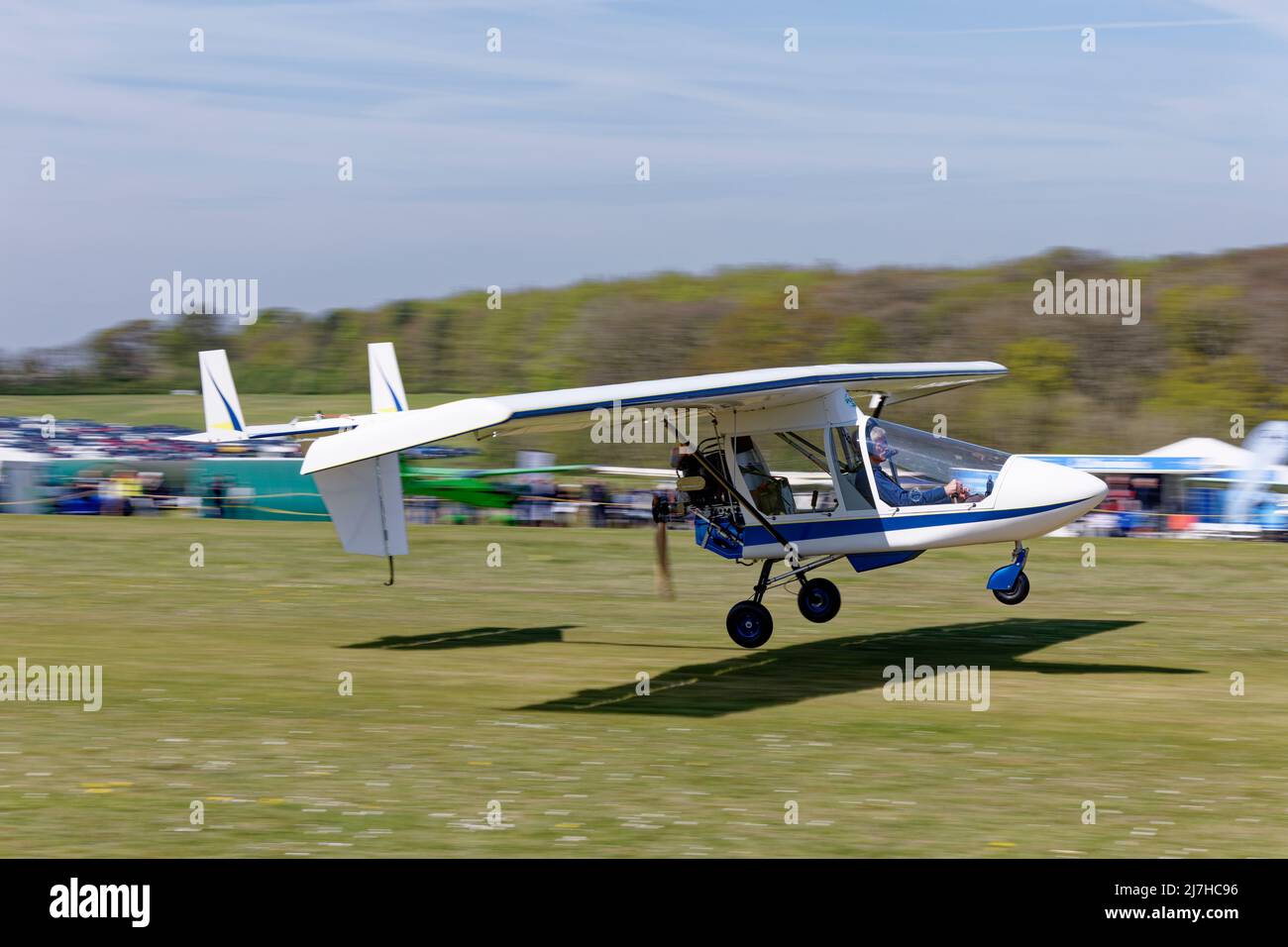 Das CFM Shadow Microlight-Flugzeug G-MTHT landet auf dem Flugplatz Popham in der Nähe von Basingstoke in Hampshire für den jährlichen Flug Stockfoto