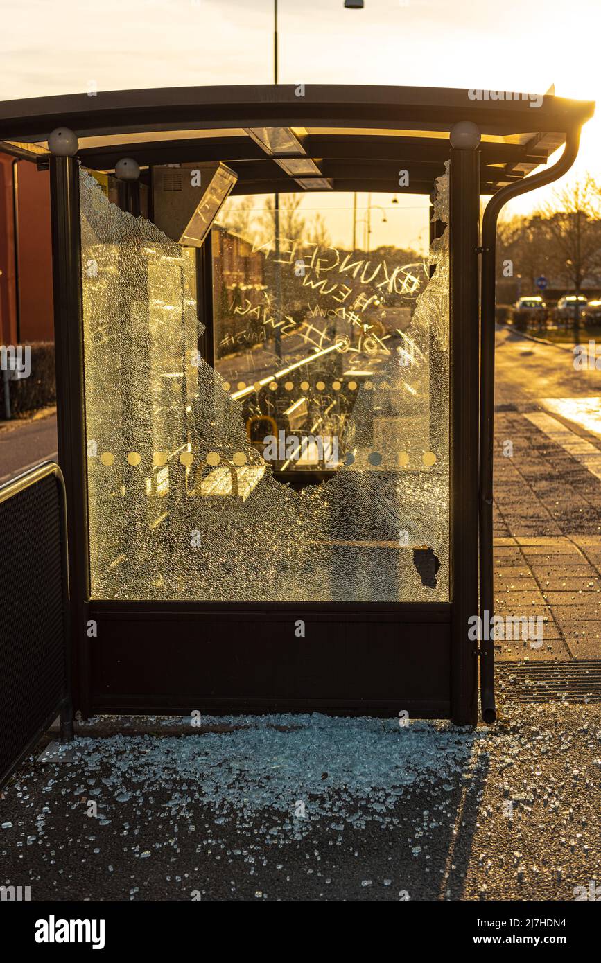Kaputte Glaswand an einer Bushaltestelle. Stockfoto