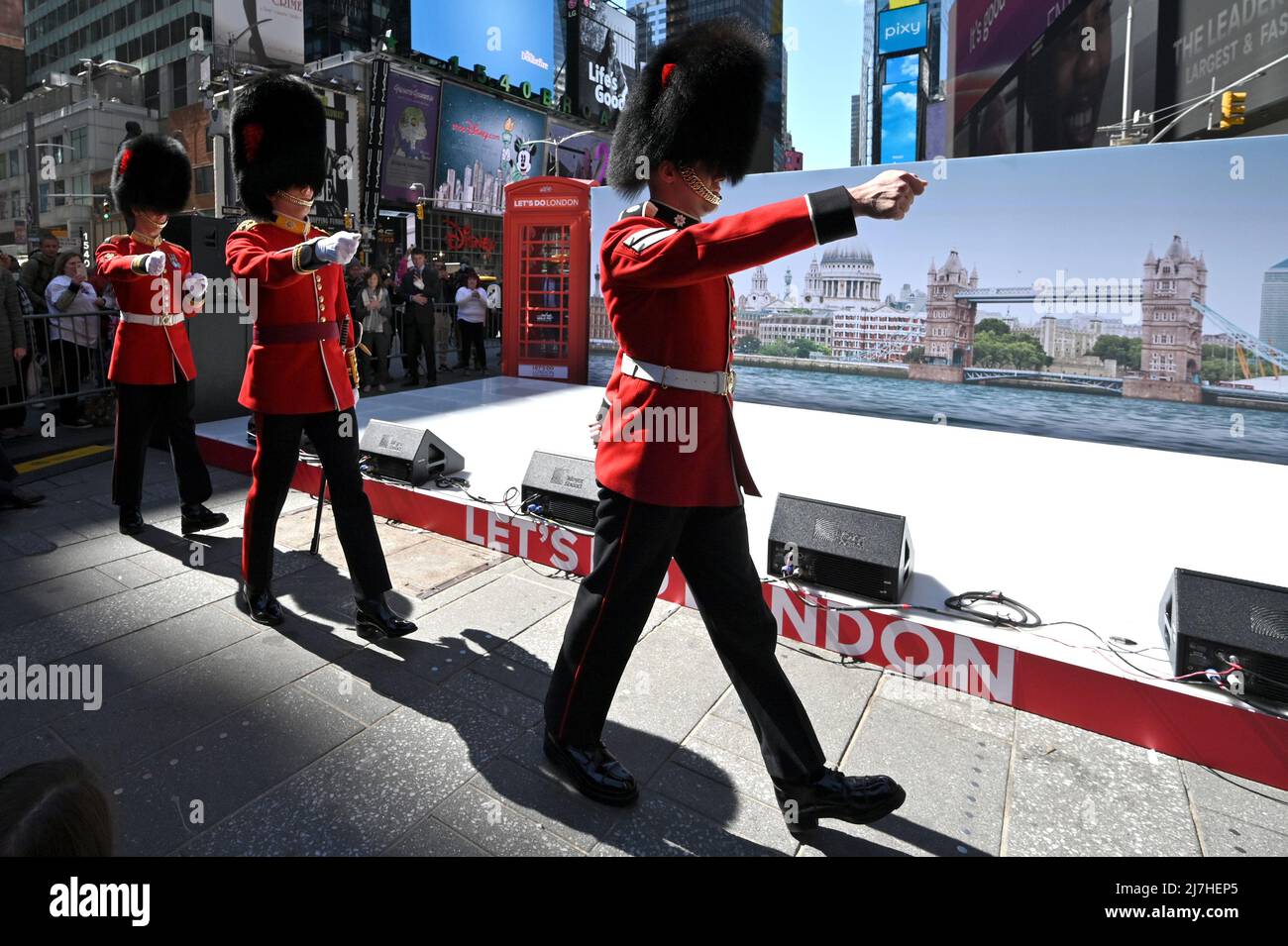 New York, USA. 09.. Mai 2022. Mitglieder der Coldstream Guards von Ihrer Majestät marschieren während der US-Tourismuskampagne „Let's do London“ am Times Square, New York, NY, 9. Mai 2022. (Foto von Anthony Behar/Sipa USA) Quelle: SIPA USA/Alamy Live News Stockfoto